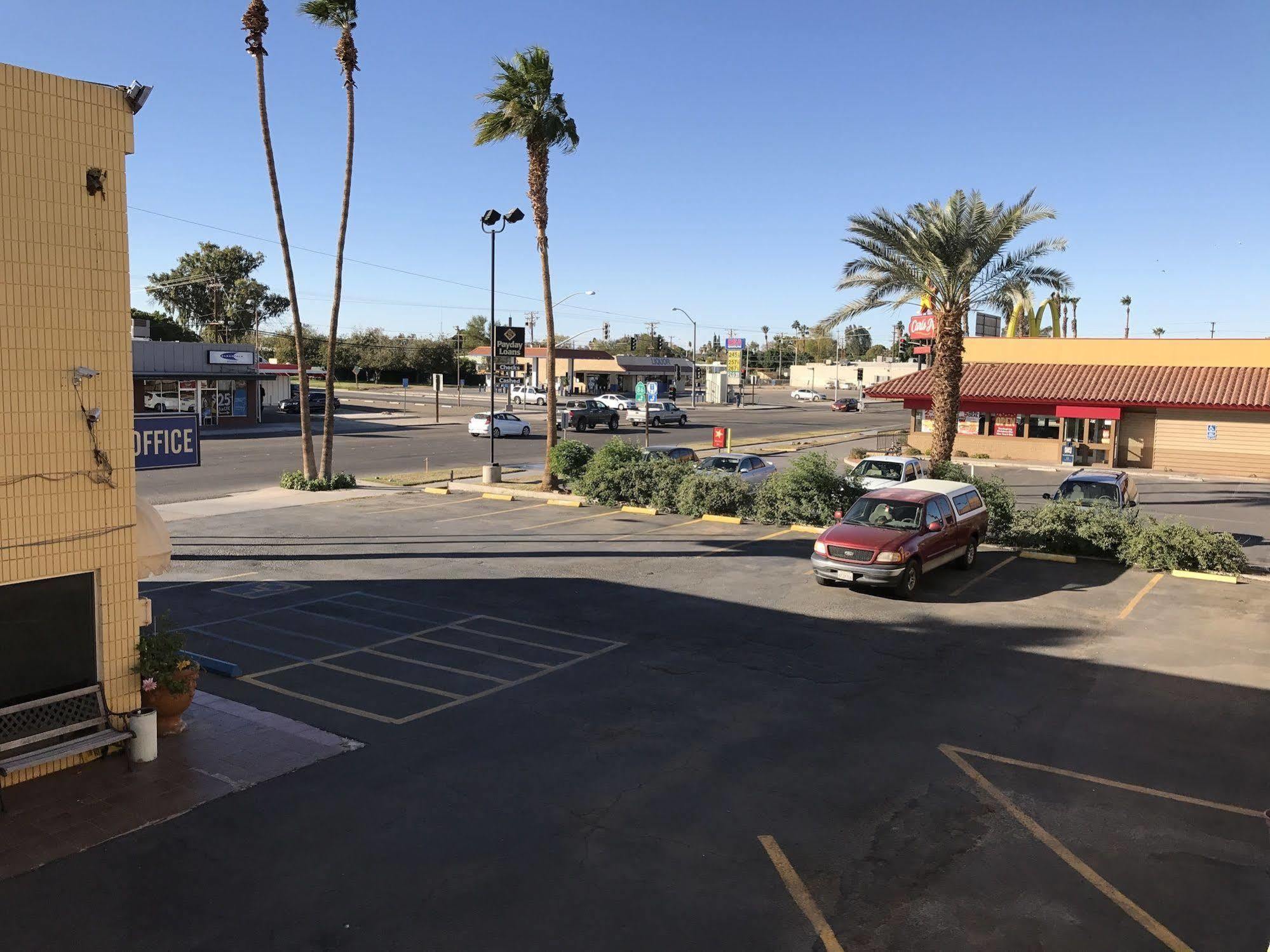 Townhouse Inn And Suites Brawley Экстерьер фото