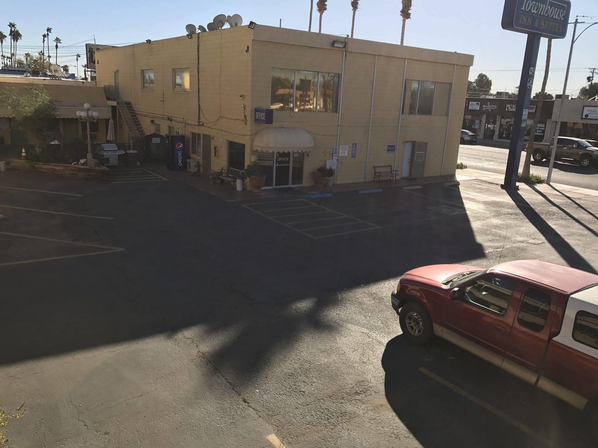 Townhouse Inn And Suites Brawley Экстерьер фото