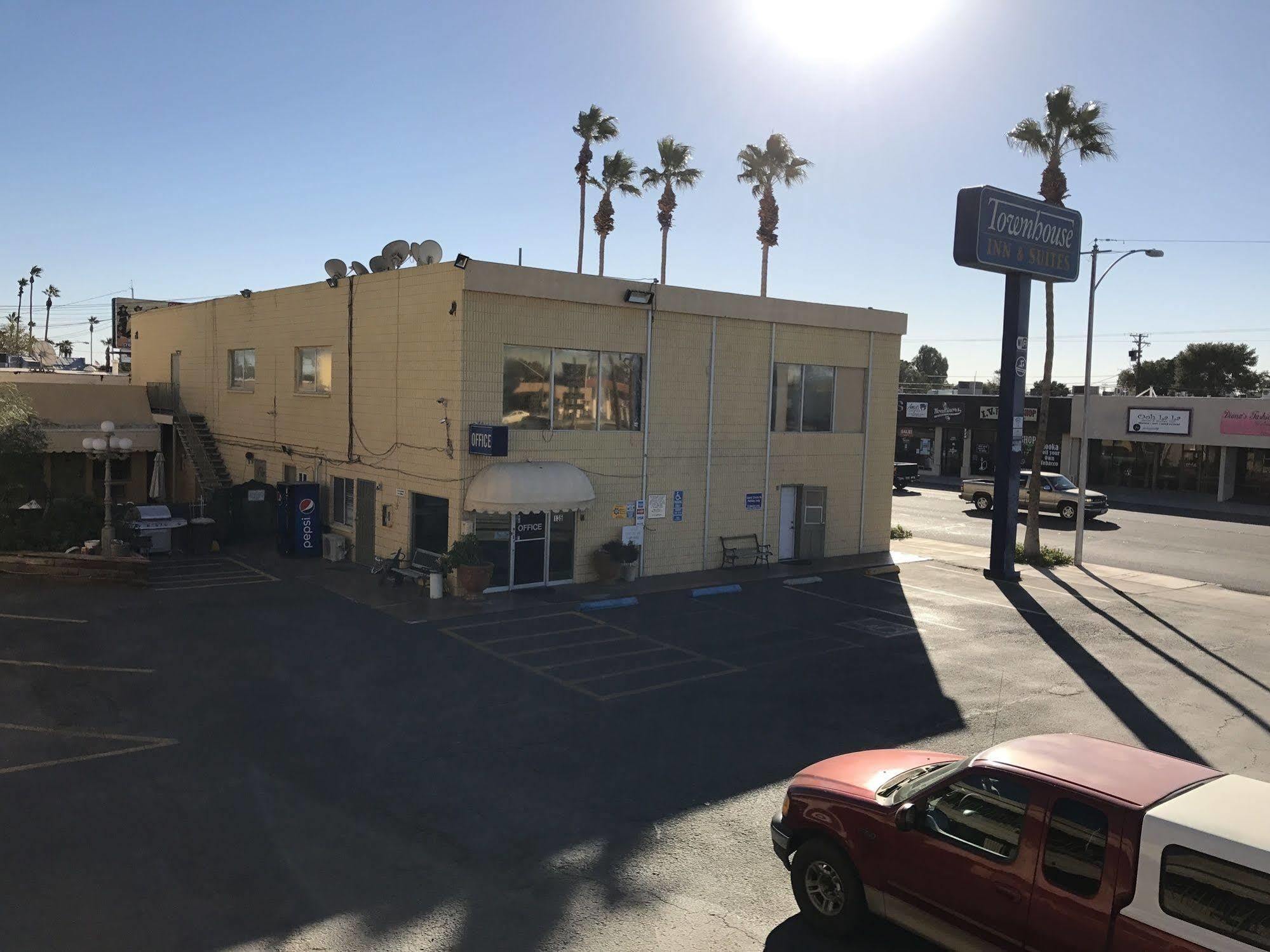 Townhouse Inn And Suites Brawley Экстерьер фото
