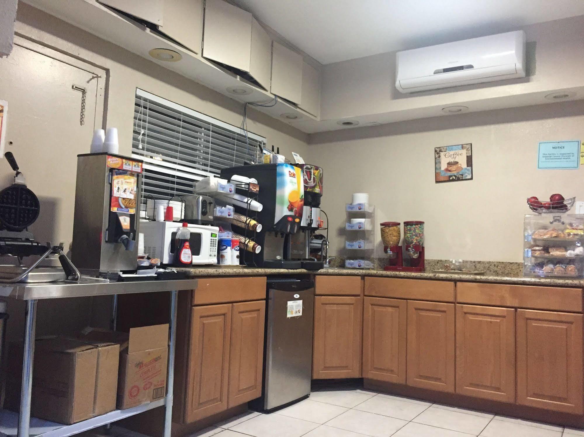 Townhouse Inn And Suites Brawley Экстерьер фото