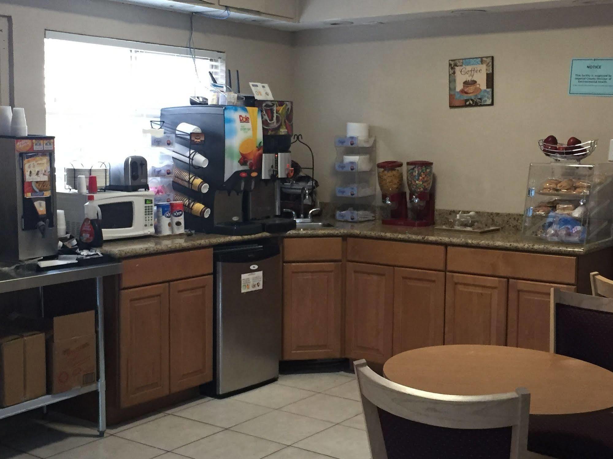 Townhouse Inn And Suites Brawley Экстерьер фото