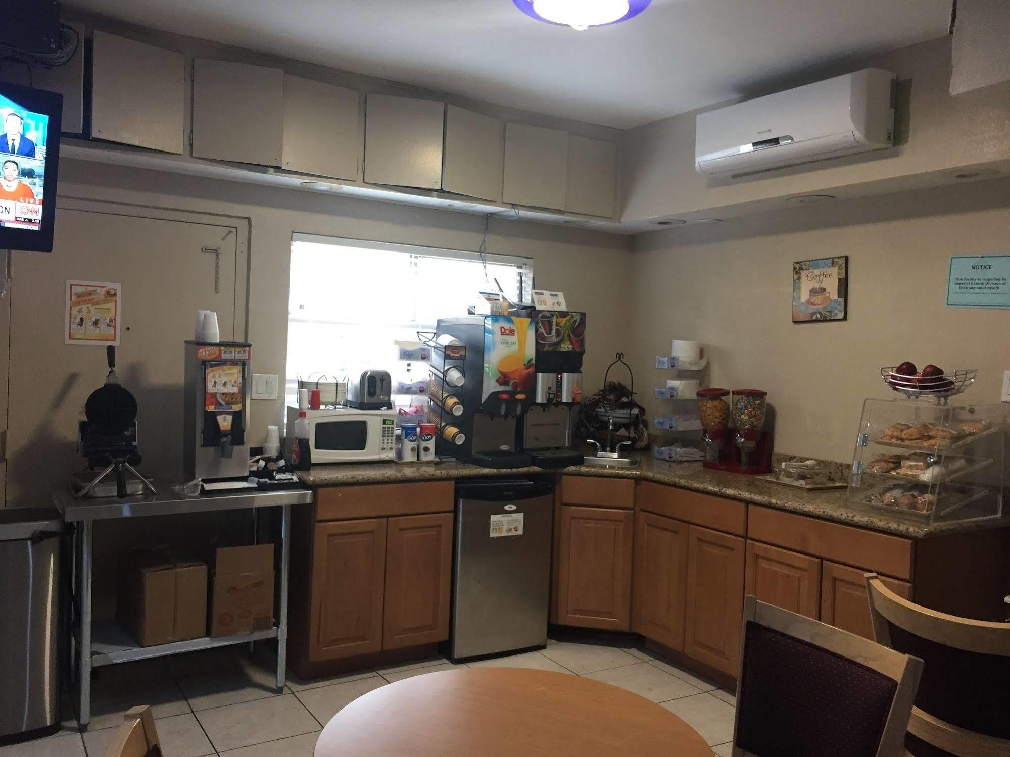 Townhouse Inn And Suites Brawley Экстерьер фото