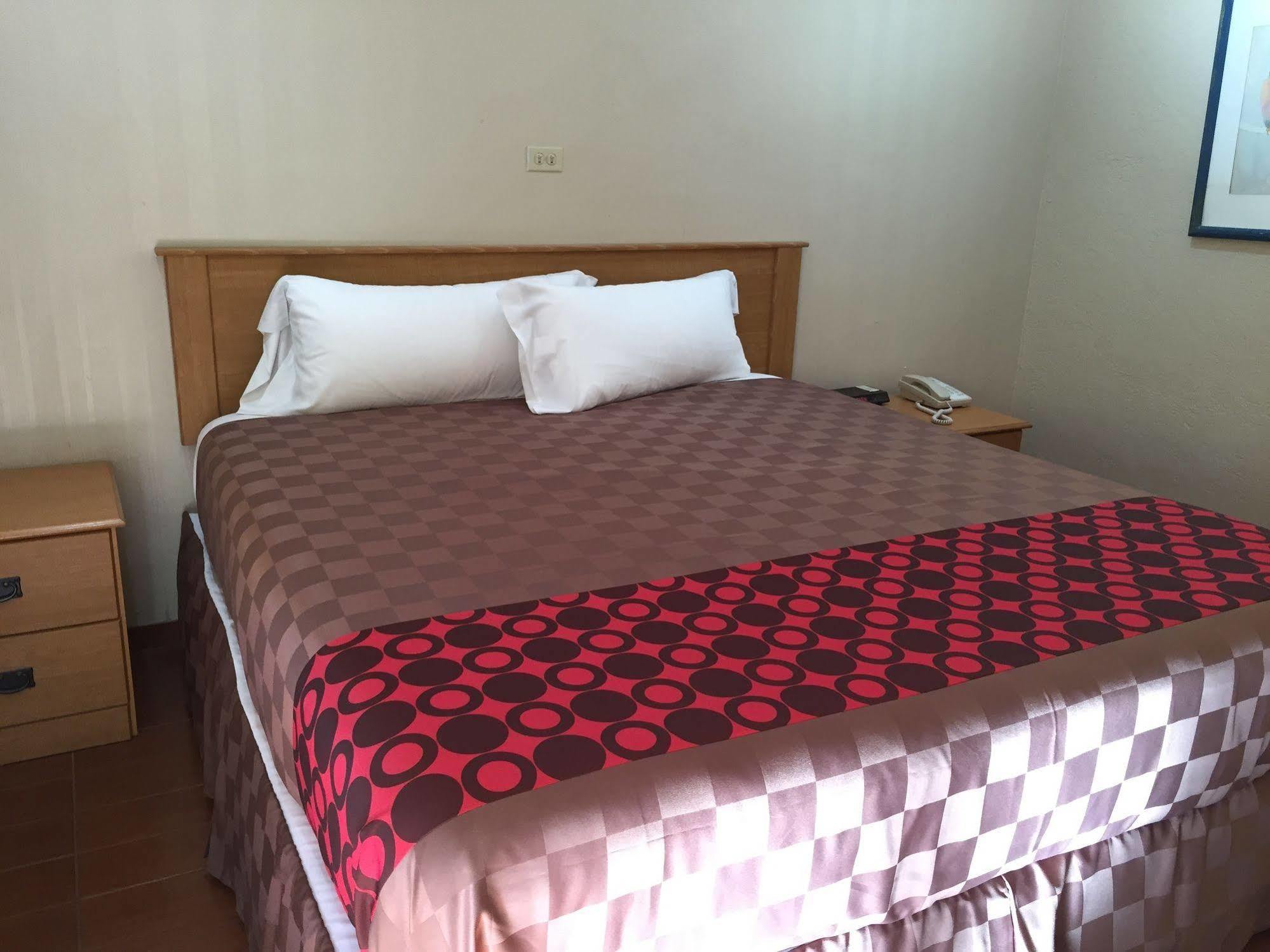 Townhouse Inn And Suites Brawley Экстерьер фото