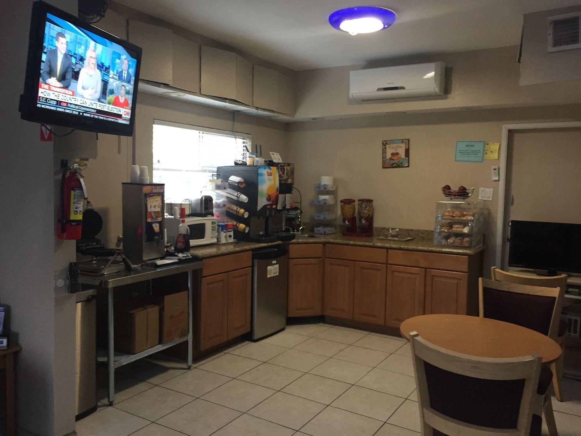 Townhouse Inn And Suites Brawley Экстерьер фото